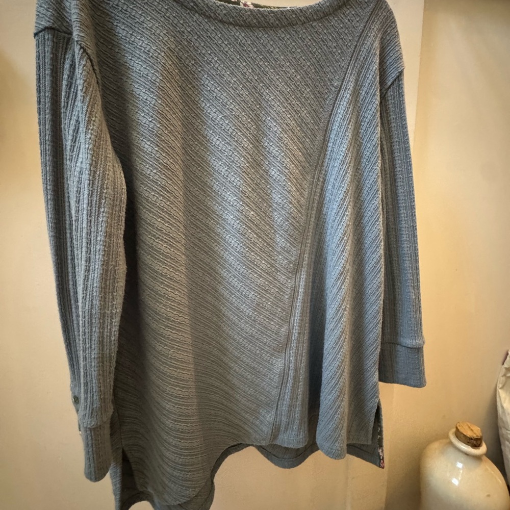 EUC L Textured Blue Long Sleeve Top